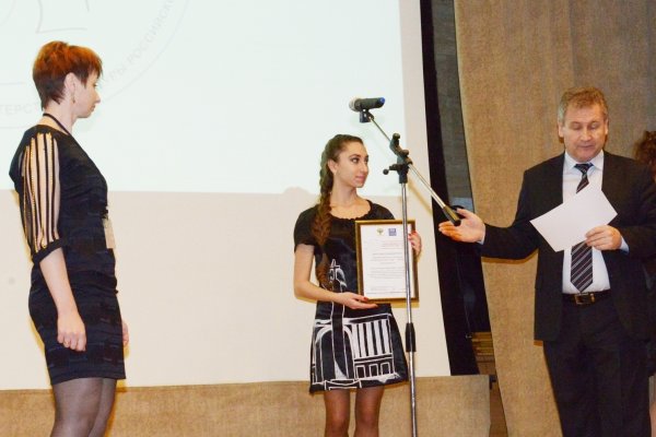 Статс-секретарь — заместитель Министра культуры РФ Г. П. Ивлиев поздравляет «Библиотекаря года — 2013» О. А. Андон