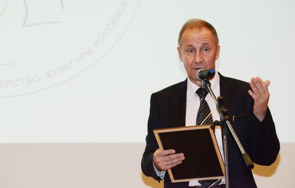 Президент РБА В. Р. Фирсов поздравляет «Библиотекаря года — 2013»
