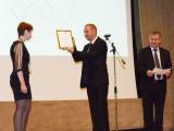 Президент РБА В. Р. Фирсов поздравляет «Библиотекаря года — 2013» О. А. Андон