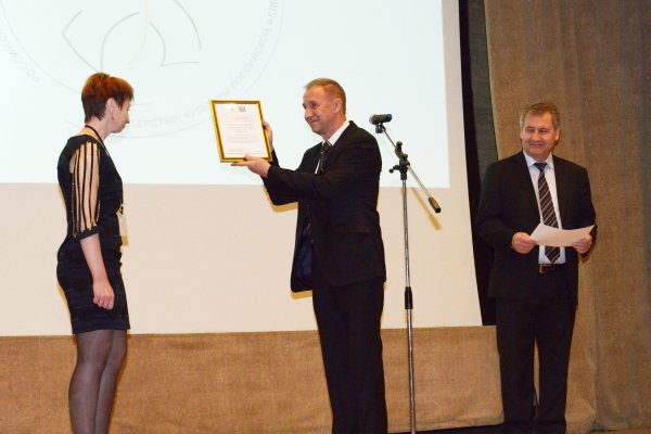 Президент РБА В. Р. Фирсов поздравляет «Библиотекаря года — 2013» О. А. Андон