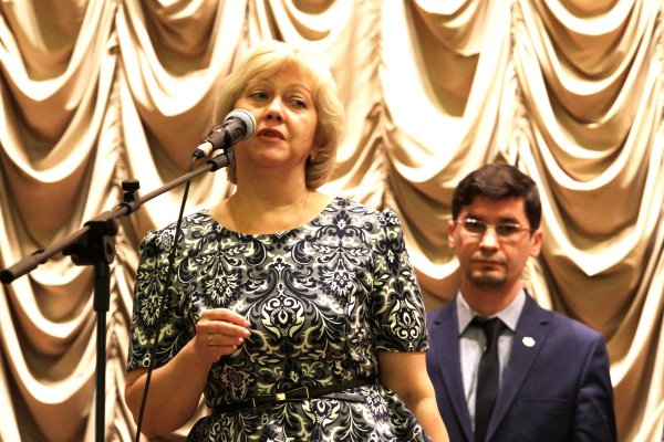 Победитель Всероссийского конкурса «Библиотекарь года — 2015», заведующая Солнечной модельной библиотекой Сургутской районной централизованной библиотечной системы Т. Н. Чарикова поздравляет победителей