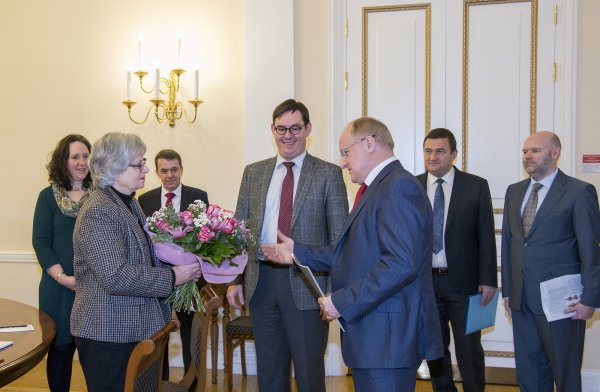 Вице-губернатор Санкт-Петербурга В.В. Кириллов приветствует генерального секретаря ИФЛА Дж. Николсон 