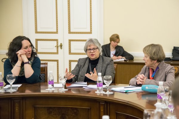 Делегация ИФЛА на встрече в Смольном: менеджер по вопросам Конгресса ИФЛА Й. Оуверкерк, генеральный секретарь ИФЛА Дж. Николсон, председатель Комитета по Конгрессу ИФЛА, Член Правления ИФЛА Л. Рудасилл