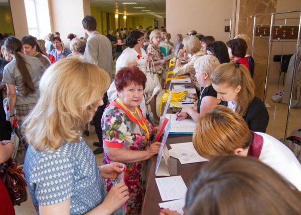 Регистрация на конгресс в холле Рязанской областной филармонии