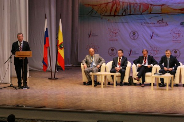 Участников Конгресса на церемонии открытия приветствует статс-секретарь – заместитель министра культуры РФ Г. П. Ивлиев На сцене (слева направо): вице-президент Российского книжного союза О. Е. Новиков, генеральный директор Российской национальной библиотеки А. В. Лихоманов, президент РБА В. Р. Фирсов, губернатор Рязанской области О. И. Ковалев