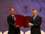 Президент РБА В.Р. Фирсов вручает губернатору Рязанской области О. И. Ковалеву Знак "Рязань – Библиотечная столица России 2014 года"