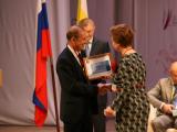 Президент РБА В. Р. Фирсов вручает директору Рязанской областной универсальной научной библиотеки им. Горького Н. Н. Гришиной сертификат на сетевое хранилище электронной информации