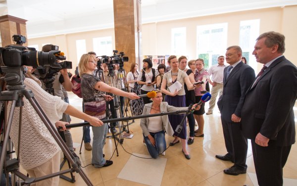 Статс-секретарь – заместитель министра культуры РФ Г. П. Ивлиев и губернатор Рязанской области О. И. Ковалев общаются с журналистами