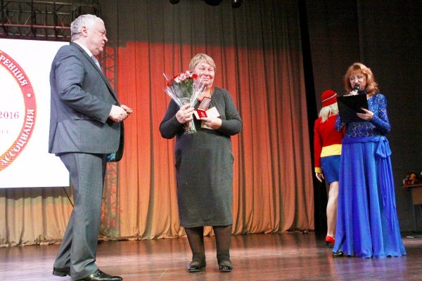 Заместитель председателя Правительства Калининградской области А. С. Богданов вручает памятную медаль Года литературы директору Калининградской областной научной библиотеки Н. А. Рузовой