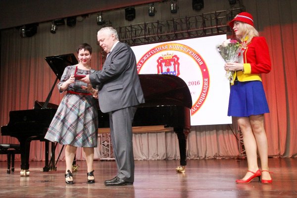 Заместитель председателя Правительства Калининградской области А. С. Богданов вручает памятную медаль Года литературы представителям библиотечного и литературного сообщества региона