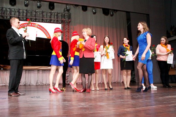 Президент РБА В. Р. Фирсов, председатель Молодёжной секции РБА М. П. Захаренко и участники торжественной церемонии «Посвящение в профессию»