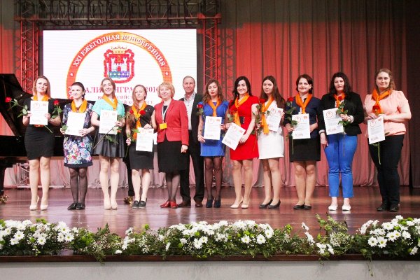 Президент РБА В. Р. Фирсов, председатель Молодёжной секции РБА М. П. Захаренко и участники торжественной церемонии «Посвящение в профессию»