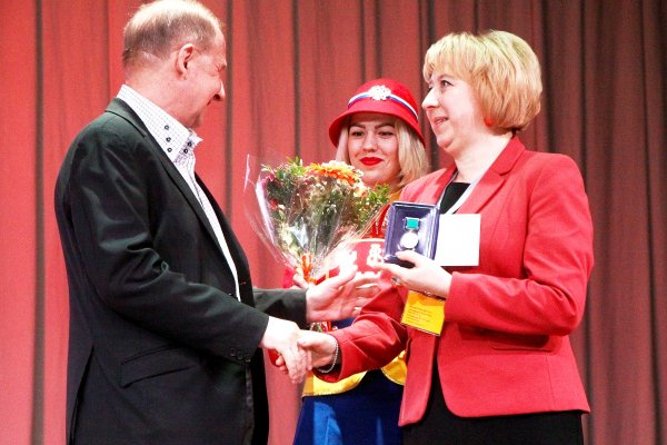 Президент РБА В. Р. Фирсов вручает Медаль РБА председателю Молодёжной секции РБА М. П. Захаренко