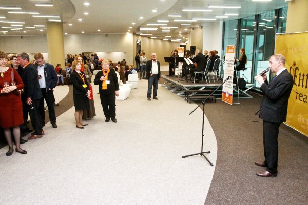 Президент РБА В. Р. Фирсов приветствует участников торжественного приёма