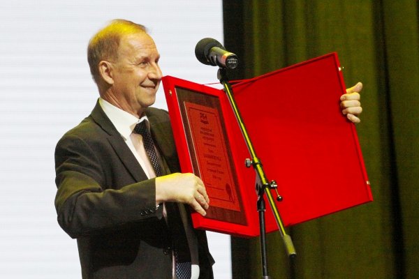 Президент РБА В. Р. Фирсов вручает знак «Калининград — Библиотечная столица России 2016 года» заместителю председателя Правительства Калининградской области А. Н. Силанову