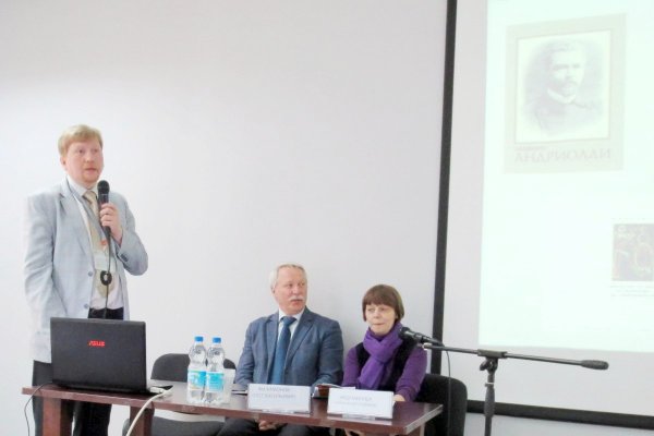 Специальное мероприятие «День комплектатора»: выступает директор Арт-холдинга «Медиарост» В. В. Горошников (г. Рыбинск, Ярославская область). Ведущие — секретарь Секции по формированию библиотечных фондов И. В. Эйдемиллер и вице-президент АСКИ О. В. Филимонов