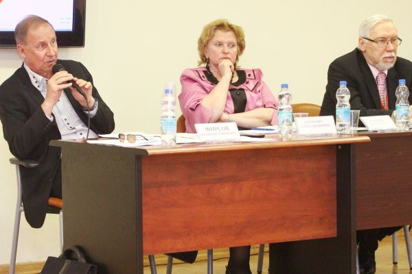 Президент РБА, председатель Секции по библиотечной политике и законодательству В. Р. Фирсов приветствует участников заседания Секции