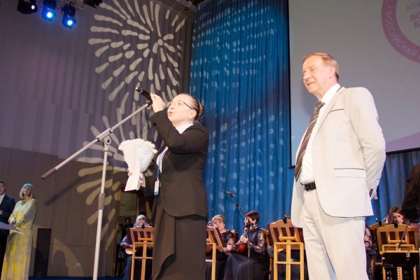 Президент РБА В. Р. Фирсов вручает Благодарность Российской библиотечной ассоциации директору Выставки издательской продукции, новых информационных технологий, товаров и услуг Т. А. Нижник