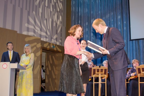 Первый заместитель губернатора Красноярского края В. П. Томенко вручает награды Правительства края специалистам библиотек