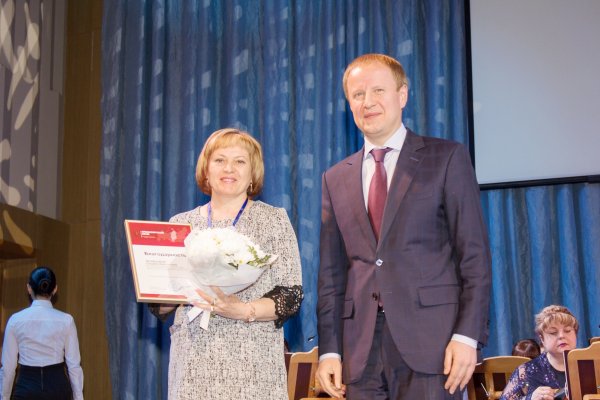 Первый заместитель губернатора Красноярского края В. П. Томенко вручает награды Правительства края специалистам библиотек