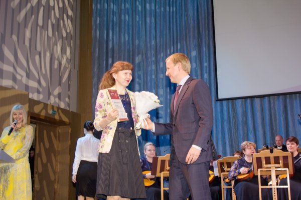 Первый заместитель губернатора Красноярского края В. П. Томенко вручает награды Правительства края специалистам библиотек