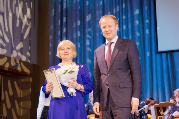 Первый заместитель губернатора Красноярского края В. П. Томенко вручает награды Правительства края специалистам библиотек