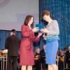 Министр культуры Красноярского края Е. Н. Мироненко вручает награды Министерства специалистам библиотек