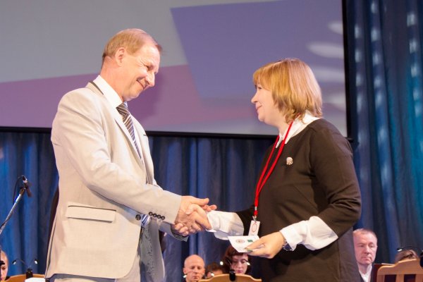 Президент РБА В. Р. Фирсов вручает Медаль Российской библиотечной ассоциации исполнительному директору РБА И. А. Трушиной