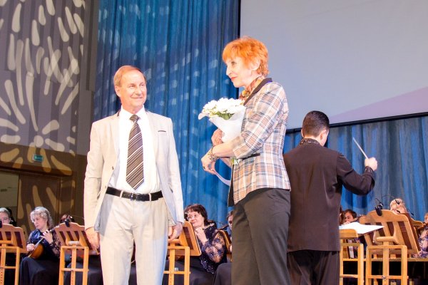 Президент РБА В. Р. Фирсов вручает Медаль Российской библиотечной ассоциации избранному председателю Секции библиотечной профессии, кадров и непрерывного образования Е. Б. Артемьевой