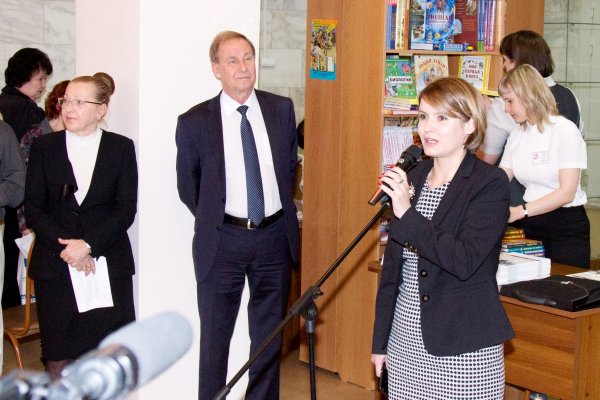 Первый заместитель министра культуры Красноярского края Н. Л. Гельруд приветствует гостей Выставки