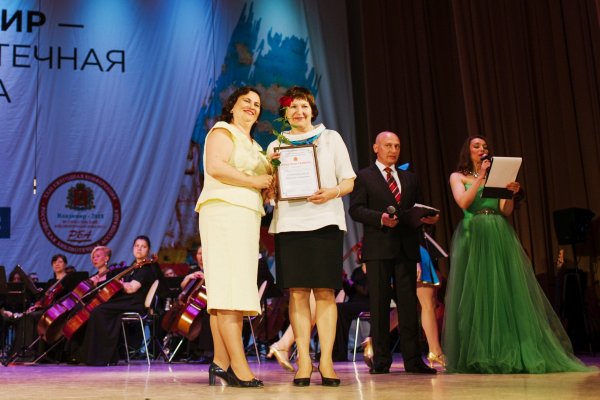 Председатель Общественной палаты Владимирской области Н. В. Юдина вручает Почётную грамоту директору Владимирской областной библиотеки для детей и молодежи Т. А. Сдобниковой