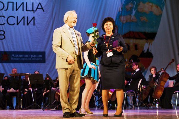 Президент РБА М. Д. Афанасьев вручает Медаль «За вклад в развитие библиотек» директору Владимирской областной универсальной научной библиотеки Т. В. Брагиной