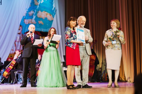 Президент РБА М. Д. Афанасьев и председатель Молодёжной секции РБА М. П. Захаренко вручают сертификаты на торжественной церемонии «Посвящение в профессию»