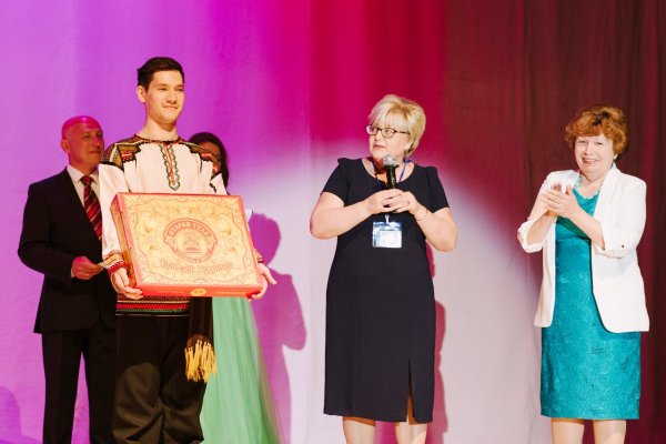 Исполняющая обязанности директора Департамента культуры Владимирской области В. С. Зиннатуллина передает символ «Библиотечной столицы» директору Тульской областной универсальной научной библиотеки Т. В. Тихоненковой