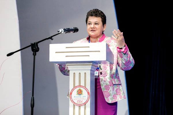 С. Ю. Орлова, губернатор Владимирской области, выступает с докладом