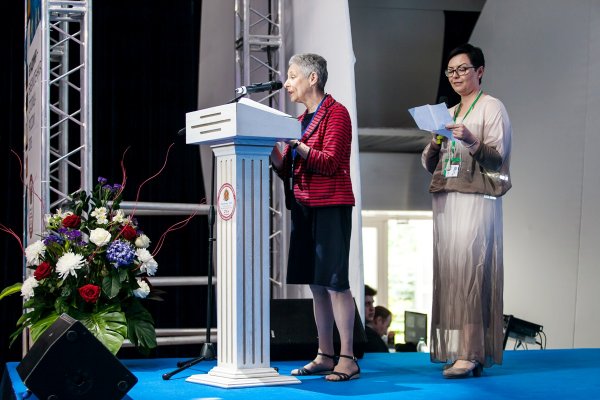 Нэнси Краник (Nancy Kranich), президент Американской библиотечной ассоциации в 2000–2001 годах, приветствует участников Конгресса