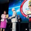 Президент РБА М. Д. Афанасьев вручает губернатору Владимирской области С. Ю. Орловой знак «Владимир — Библиотечная столица России 2018 года»