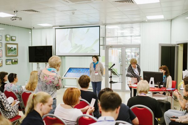 Т. А. Сдобникова, директор Владимирской областной библиотеки для детей и молодежи, приветствует участников заседания Секции по библиотечному обслуживанию молодёжи