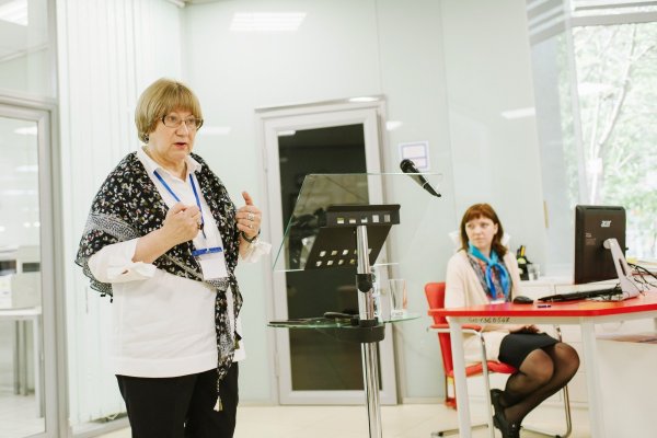 И. Б. Михнова, председатель Секции по библиотечному обслуживанию молодёжи, выступает на заседании