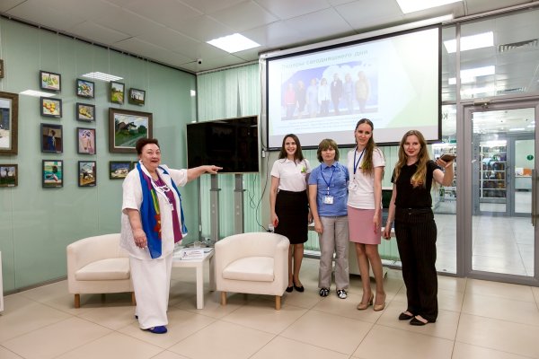 Т. С. Макаренко, председатель Секции «Молодые в библиотечном деле» в 2001–2013 гг. на заседании Молодёжной секции