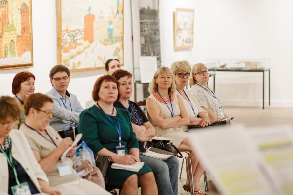 Участники совместного заседания Секции библиографии и информационно-библиографического обслуживания и Секции по особо ценным рукописным документам и редким книгам