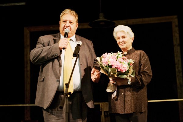 Заместитель губернатора Владимирской области М. Ю. Колков и почетный гость Конгресса Н. Д. Солженицына на спектакле «Матренин двор» во Владимирском областном театре кукол в рамках культурной программы Конгресса