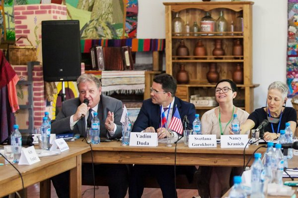 М. Ю. Колков, заместитель губернатора Владимирской области, приветствует участников «Второй рабочей встречи Российско-американского библиотечного диалога»