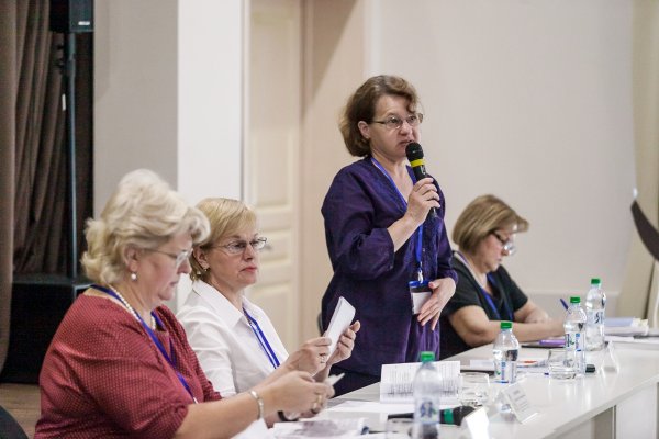 Председатель Секции по чтению В. В. Ялышева приветствует участников совместного заседания