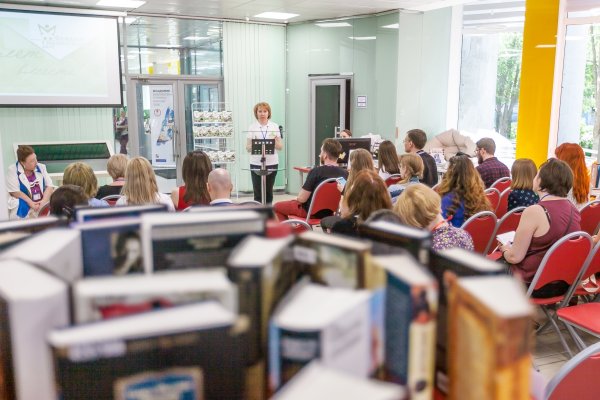 М. П. Захаренко, председатель Молодёжной секции, выступает на заседании