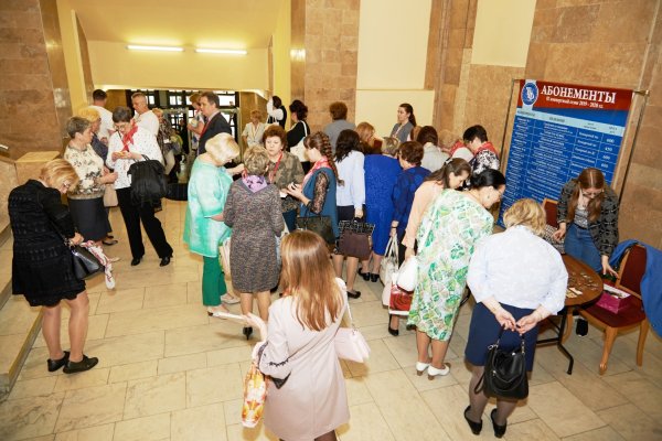 Участники Конгресса в холле Тульской областной филармонии