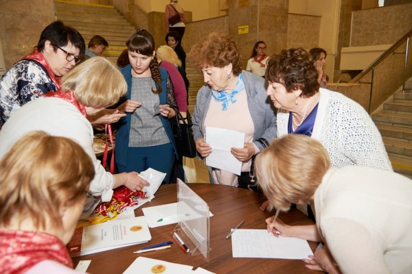Участники Конгресса в холле Тульской областной филармонии
