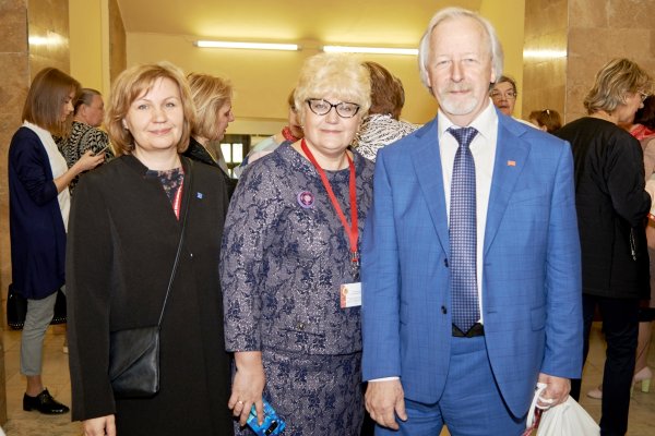 Исполнительный директор РБА И. А. Трушина, заместитель генерального директора Регионального библиотечно-информационного комплекса Тульской области, заведующая филиалом «Тульская областная научная библиотека» Т. В. Тихоненкова, президент РБА М. Д. Афанасьев