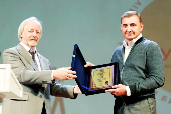 Президент РБА М. Д. Афанасьев вручает губернатору Тульской области А. Г. Дюмину знак «Тула — библиотечная столица России 2019 года» (автор фотографии: Андрей Лыженков)