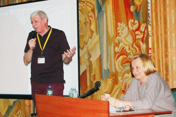 Председатель Секции «Библиотечные общества и ассоциации» С. А. Басов и председатель Секции, вице-президент РБА С. С. Дедюля ведут совместное заседание